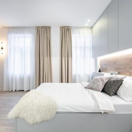 Four Bedroom Apartment, Old Town Bukares Bagian luar foto