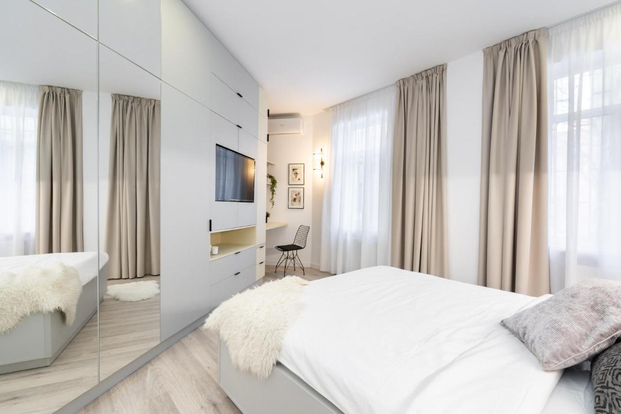 Four Bedroom Apartment, Old Town Bukares Bagian luar foto