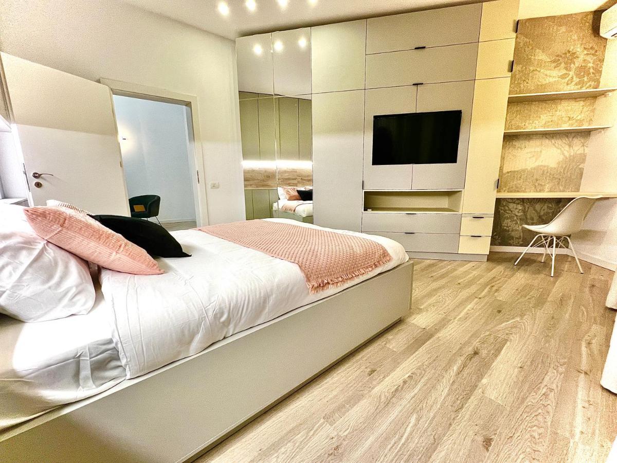 Four Bedroom Apartment, Old Town Bukares Bagian luar foto