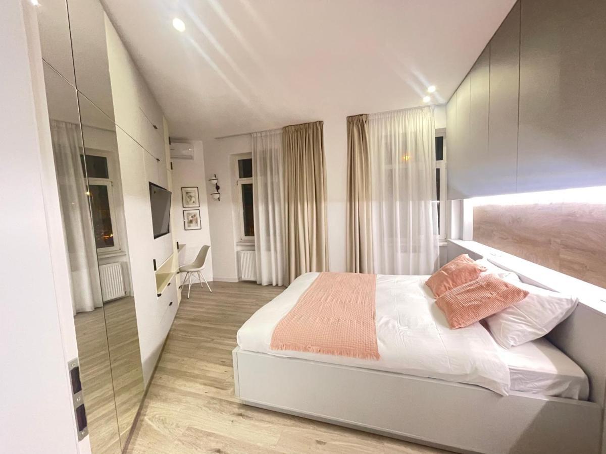 Four Bedroom Apartment, Old Town Bukares Bagian luar foto