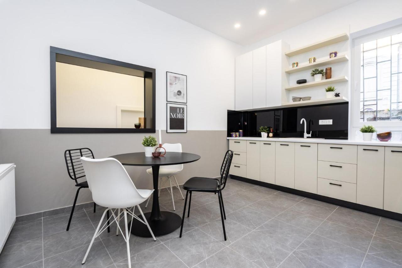 Four Bedroom Apartment, Old Town Bukares Bagian luar foto